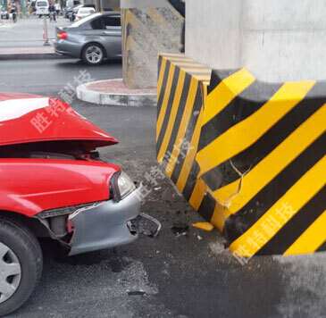 安裝新型公路橋墩防撞設(shè)施后可以很好的保護(hù)橋墩、人員及車輛的安全