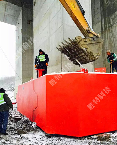 正在為中朝邊境圈河至元汀界河公路大橋安裝自浮式鋼覆復(fù)合材料橋梁防撞設(shè)施