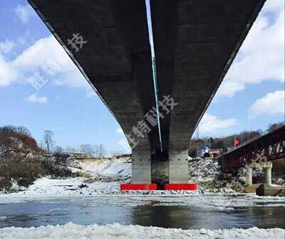 中朝圈河至元汀界河公路大橋安裝的1000噸級自浮式鋼覆復(fù)合材料橋梁防撞設(shè)施